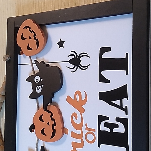 Wooden Trick or Treat Sign w flying Bats & Pumpkins, super cute - Picture 5 of 5